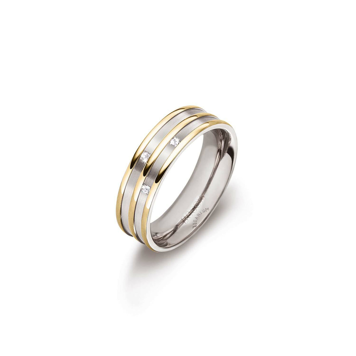 Bague en titane bicolore avec deux bandes dorées et un diamant.