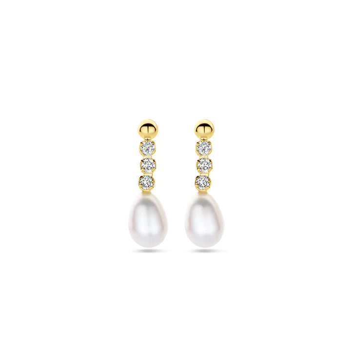 Van der Kooij Collectie oorhangers zirkonia en parel 19 mm in 14K geelgoud met drie zirkonia's in een rij en een witte zoetwaterparel aan het eind, op een effen witte achtergrond.
