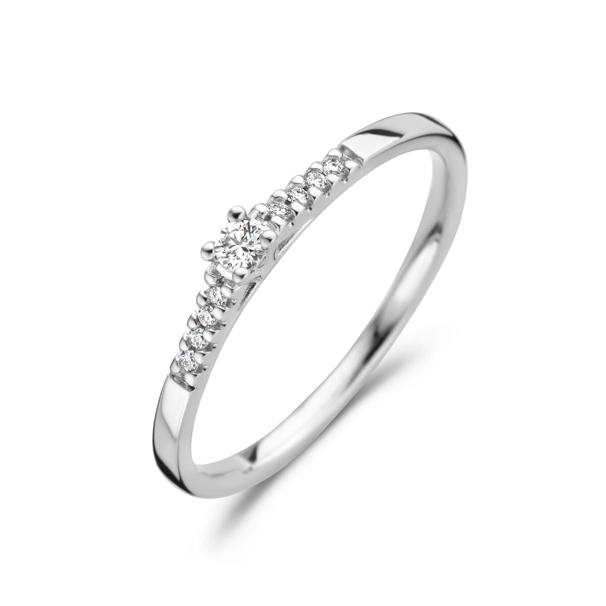 Bague en or blanc 14K ornée de diamants de 0,07 ct, avec un design délicat.