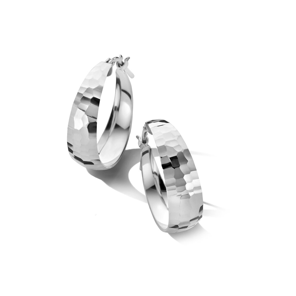 Boucles d'oreilles argentées, rhodiées, de 7,0 mm avec une finition martelée.