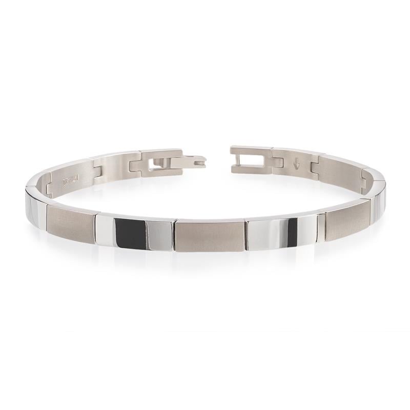 Bracelet en titane avec des éléments rectangulaires brillants et mats.