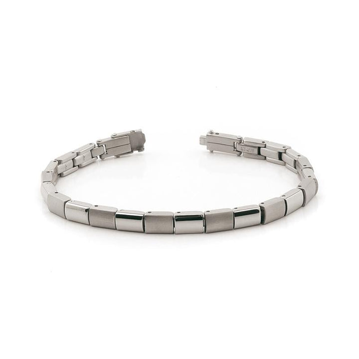 De Boccia Titanium Armband 0313-01 heeft strakke, zilverkleurige rechthoekige schakels die in een halve cirkel tegen een witte achtergrond zijn gerangschikt. Het is een modern en stijlvol accessoire van Boccia.