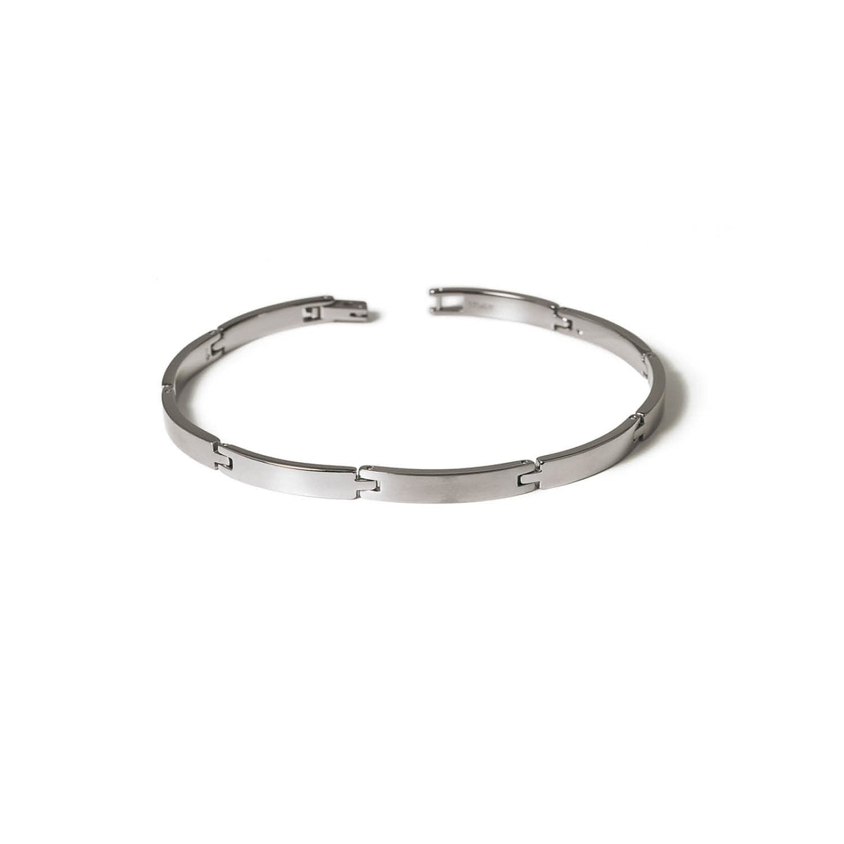 Bracelet en titane argenté, au design moderne avec des maillons rectangulaires.