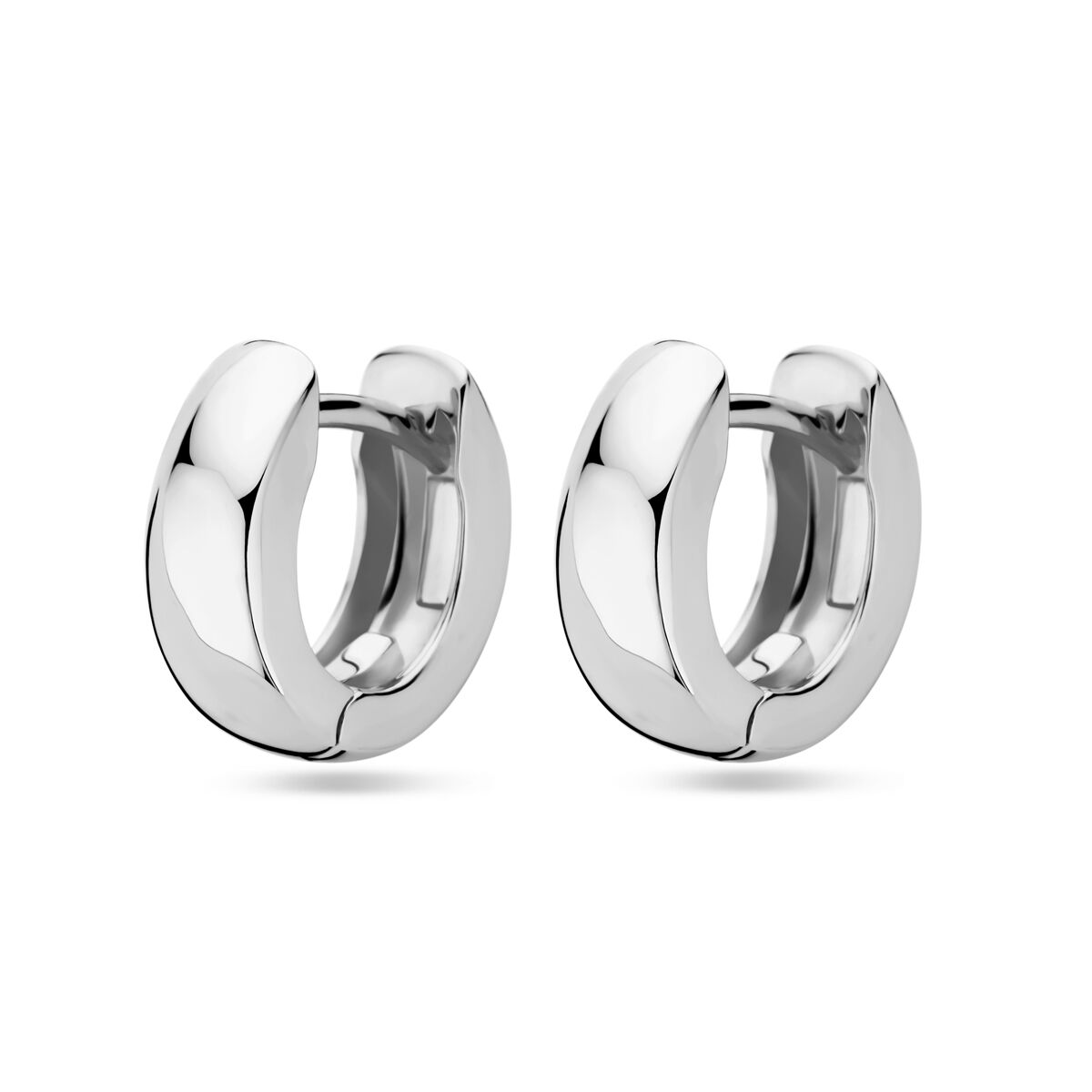 Boucles d'oreilles en argent rhodié de 13 mm, au design moderne et brillant.