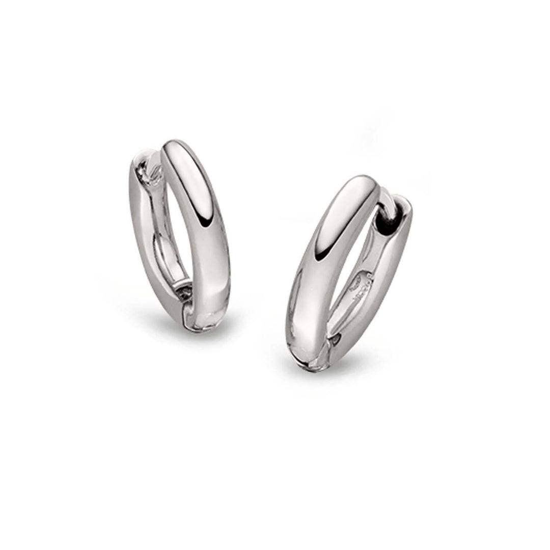De Boccia Titanium Oorringen 05085-01 zijn kleine, gepolijste zilveren oorbellen met een glad, afgerond ontwerp - perfect voor elke sieradencollectie - op een effen witte achtergrond.