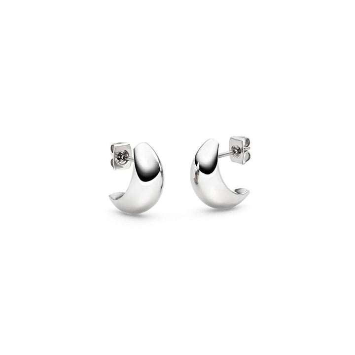 Een paar gepolijste, halvemaanvormige Boccia Titanium oorstekers 05089-01 met vlindervormige oorstekers, perfect voor het toevoegen van een vleugje stijlvol flair, weergegeven op een effen witte achtergrond.