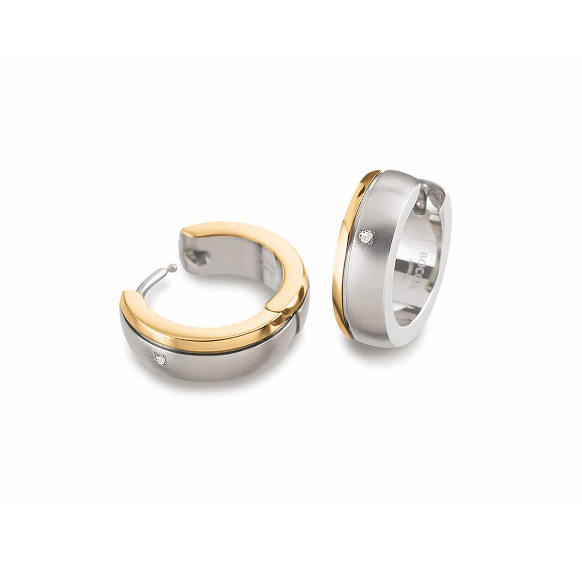 Boucles d'oreilles bicolores en titane, avec une finition argentée et dorée, forme ronde.