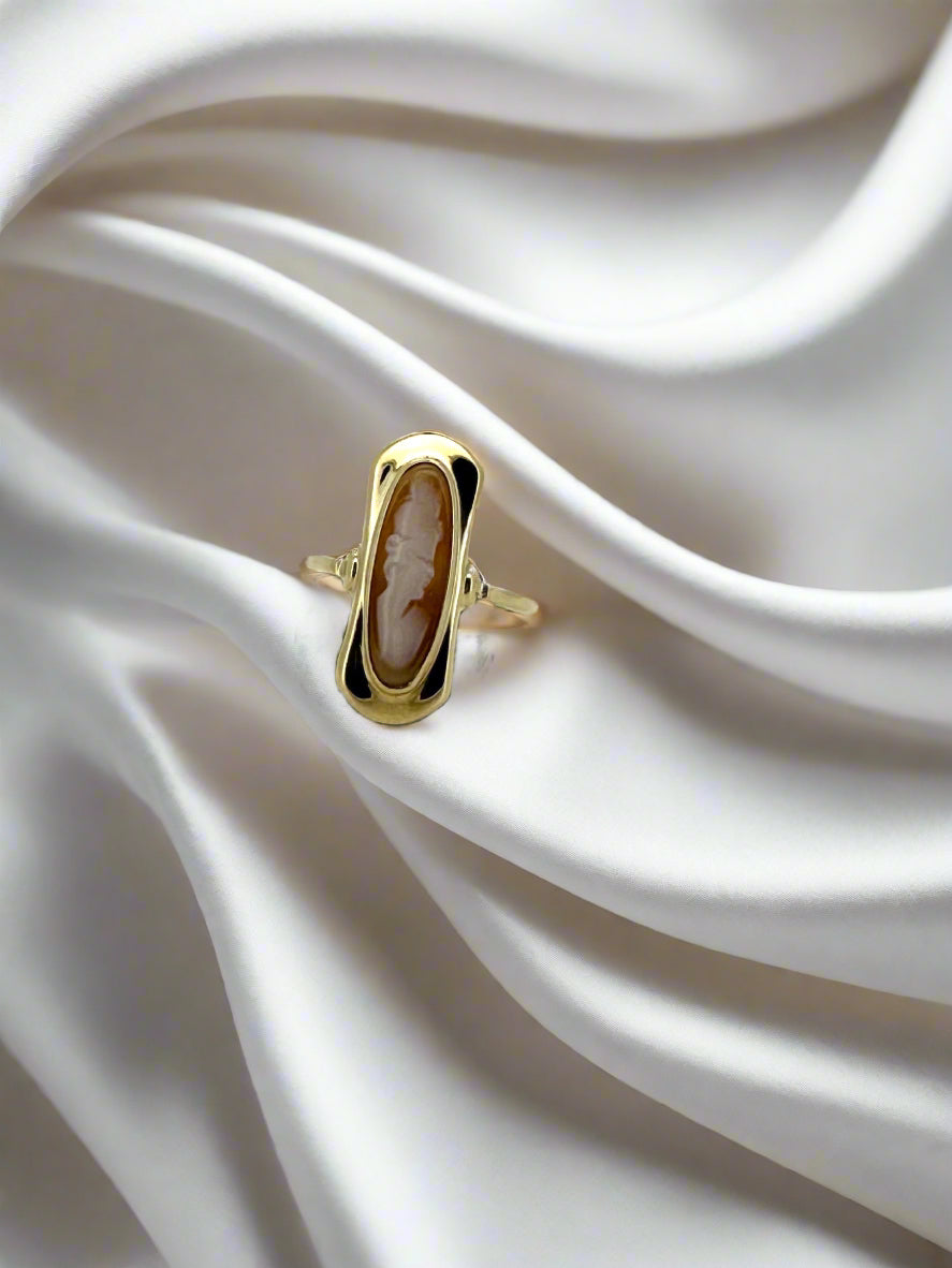 Bague vintage en or 14 carats avec un cabochon représentant un profil féminin.