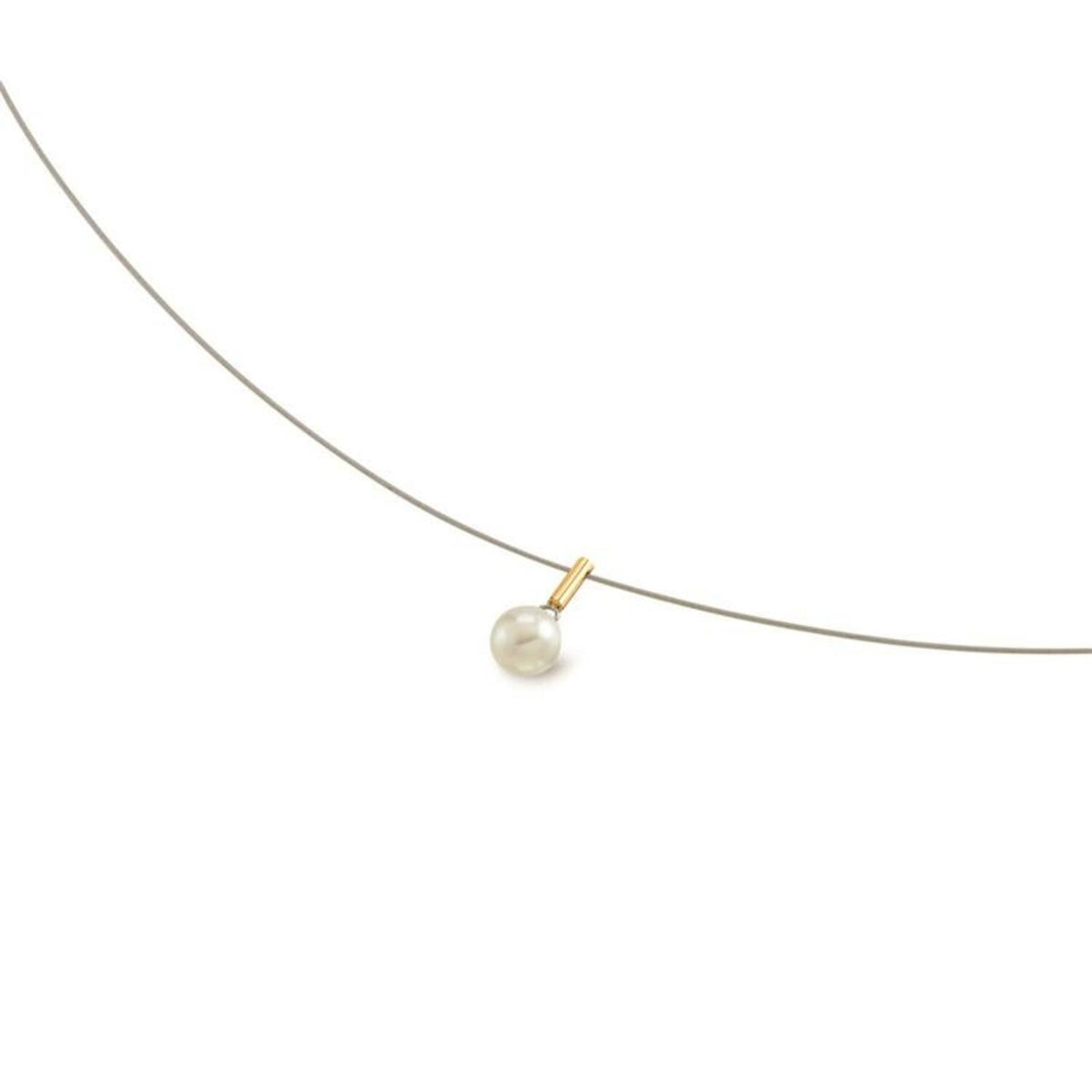 Collier en titane avec une perle blanche suspendue, finition minimaliste.