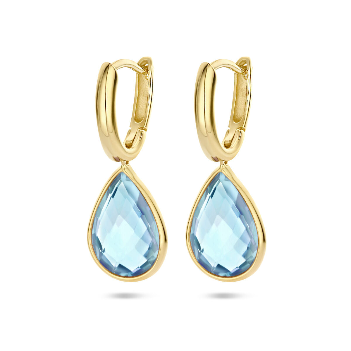 Boucles d'oreilles en or jaune 14K avec des topazes bleues en forme de goutte.