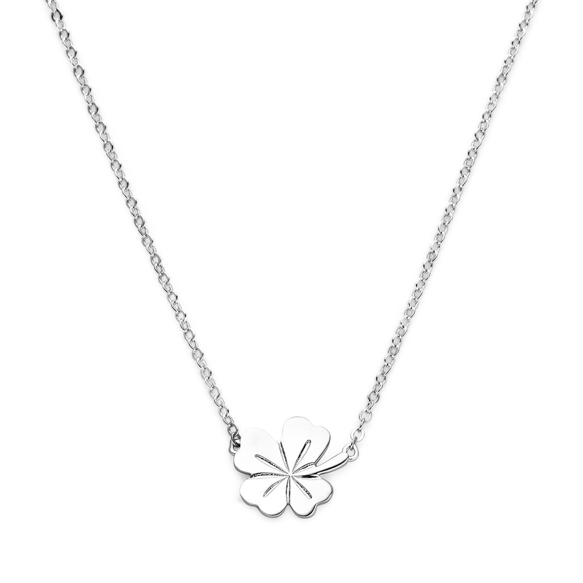 Collier en argent rhodié avec un pendentif en forme de trèfle.