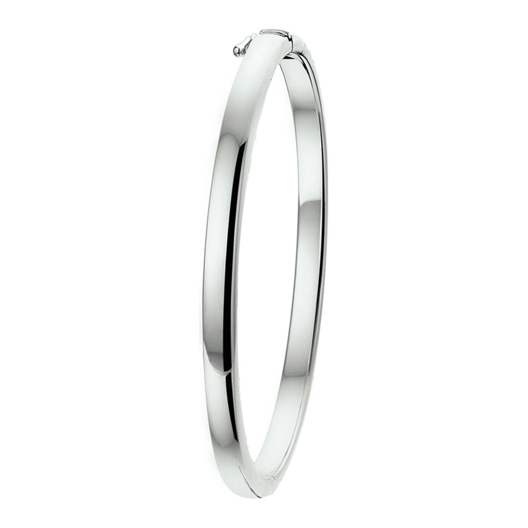 Een enkelvoudige bangle scharnier 4 mm bolle buis zilver gerhodineerd door Van der Kooij Collectie, met een glad, glanzend gerhodineerd zilveren oppervlak en een scharniersluiting, tegen een effen witte achtergrond.