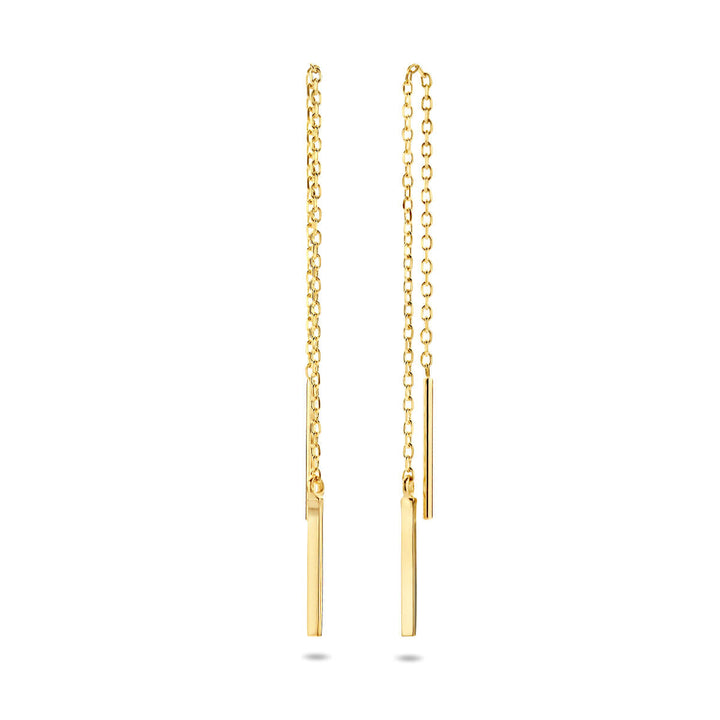 De doortrekoorbellen balkje 14K geelgoud van Van der Kooij Collectie hebben delicate gouden kettingen met slanke rechthoekige staafjes voor een moderne look. Deze oorbellen, afgebeeld op een effen witte achtergrond, voegen elegantie toe aan elke sieradencollectie.