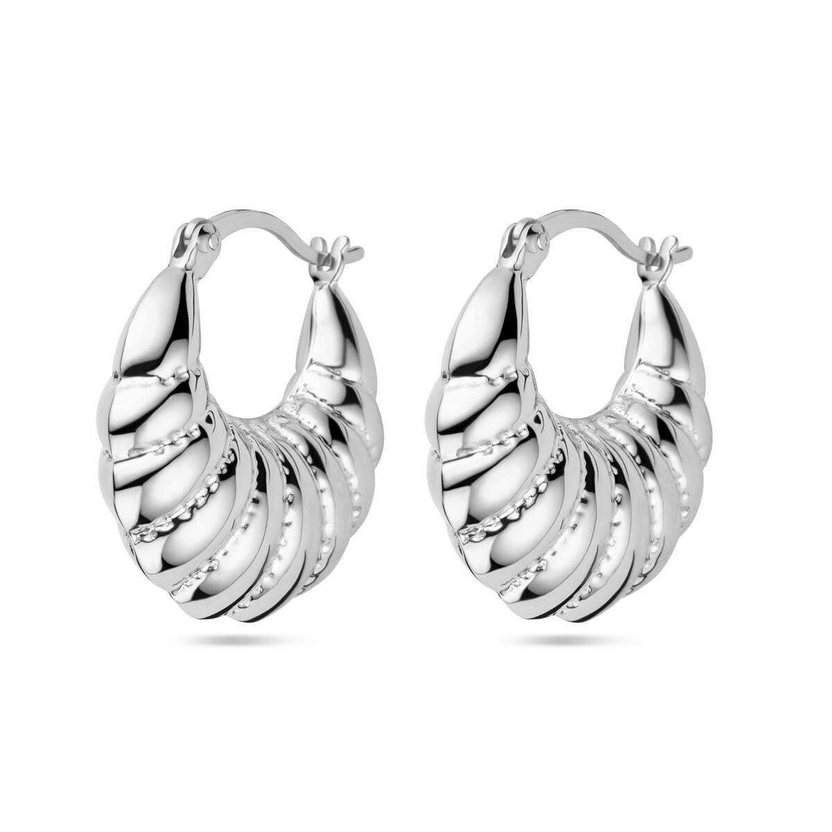 Boucles d'oreilles en argent rhodié avec un design en spirale et des détails texturés.