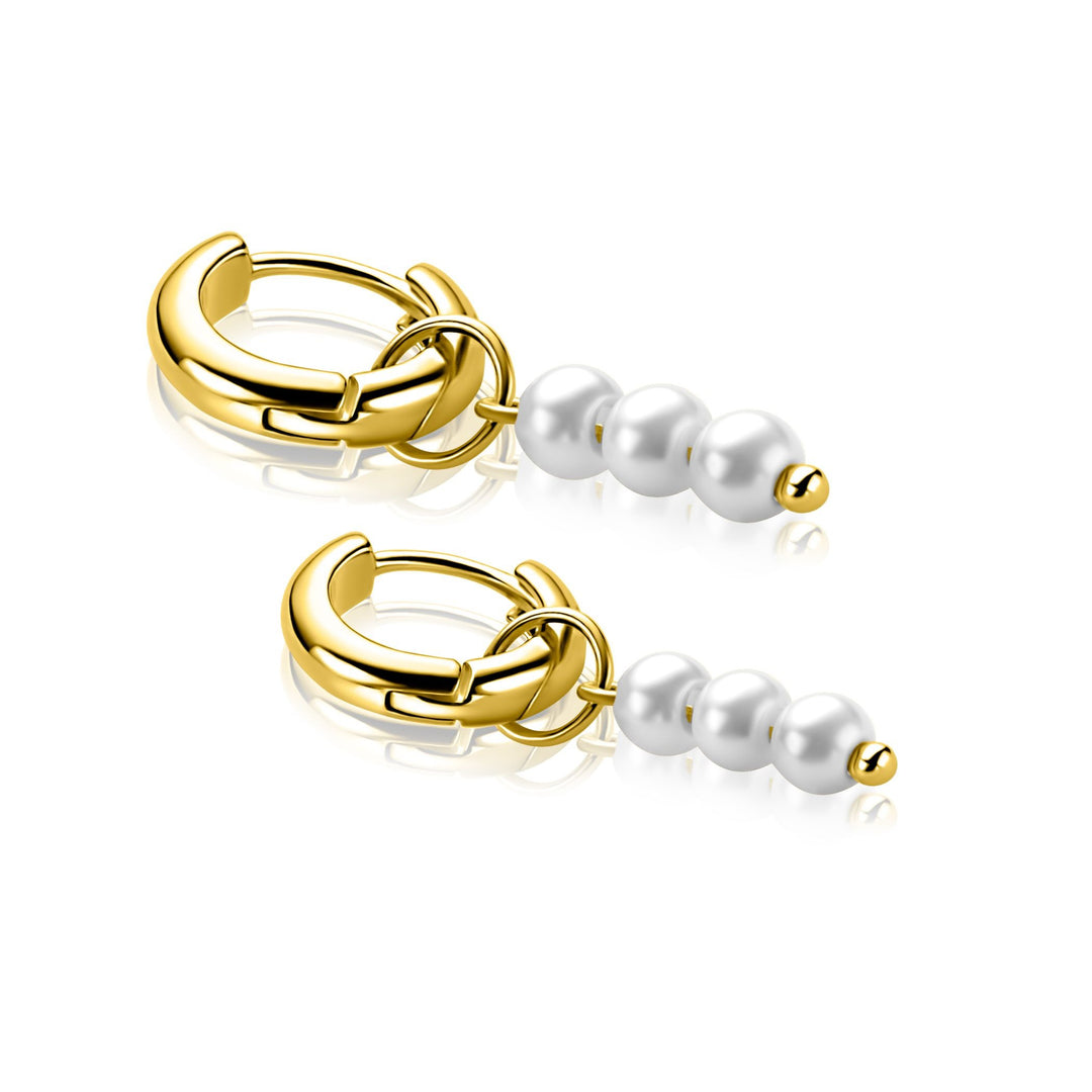 De Zinzi oorbedels ZICH2734Y van Zinzi hebben een modern ontwerp met verguld zilver en drie witte parels bungelend in elk stuk, een combinatie van glanzend goud en gladde parels voor een elegante, verfijnde look.