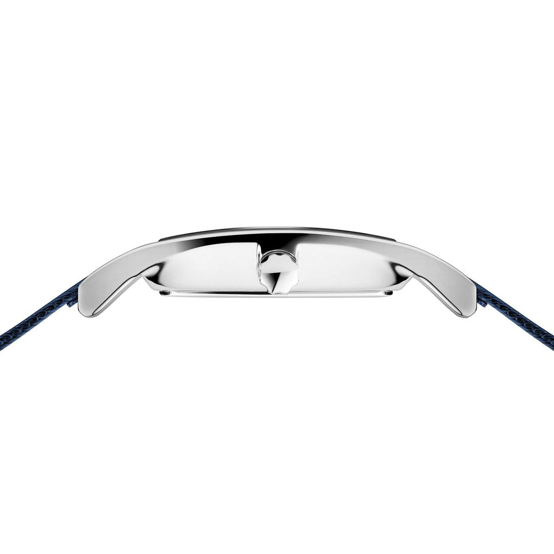 Zijaanzicht van het Bering dameshorloge 10426-307-S met een strakke, gepolijste zilveren kast met minimalistisch design. Het horloge heeft een blauwe leren band, ingetogen kroon en duurzaam saffierglas, wat een algehele moderne en elegante esthetiek biedt.