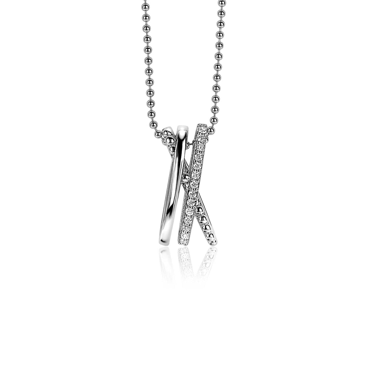 Pendentif en argent avec des détails en zirconium, suspendu à une chaîne en argent.