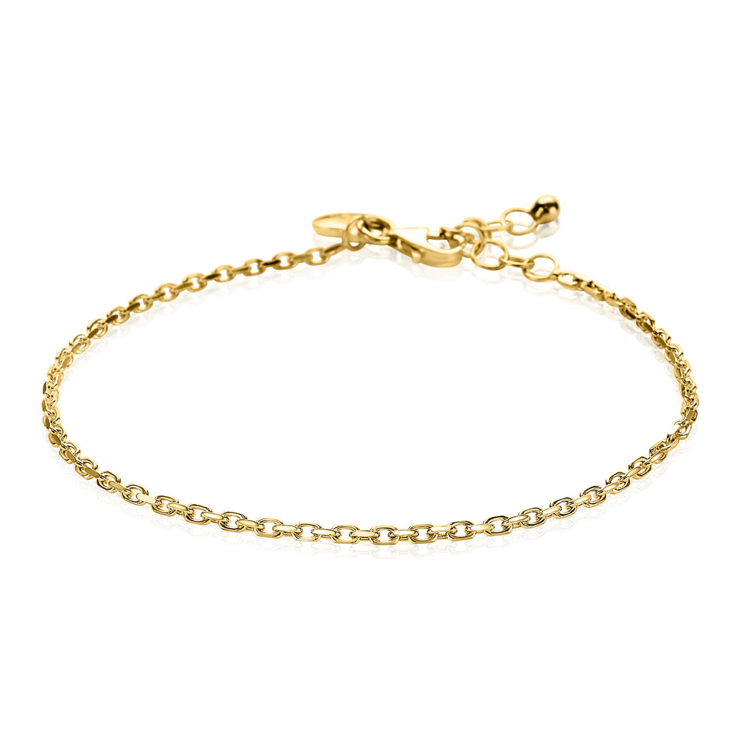 De Zinzi Armband Gold Plated Zia1415 G heeft een witte achtergrond en is voorzien van een delicate gouden ketting met kleine ronde ankerschakels, een karabijnsluiting, een verstelbare verlengketting en een klein decoratief label.
