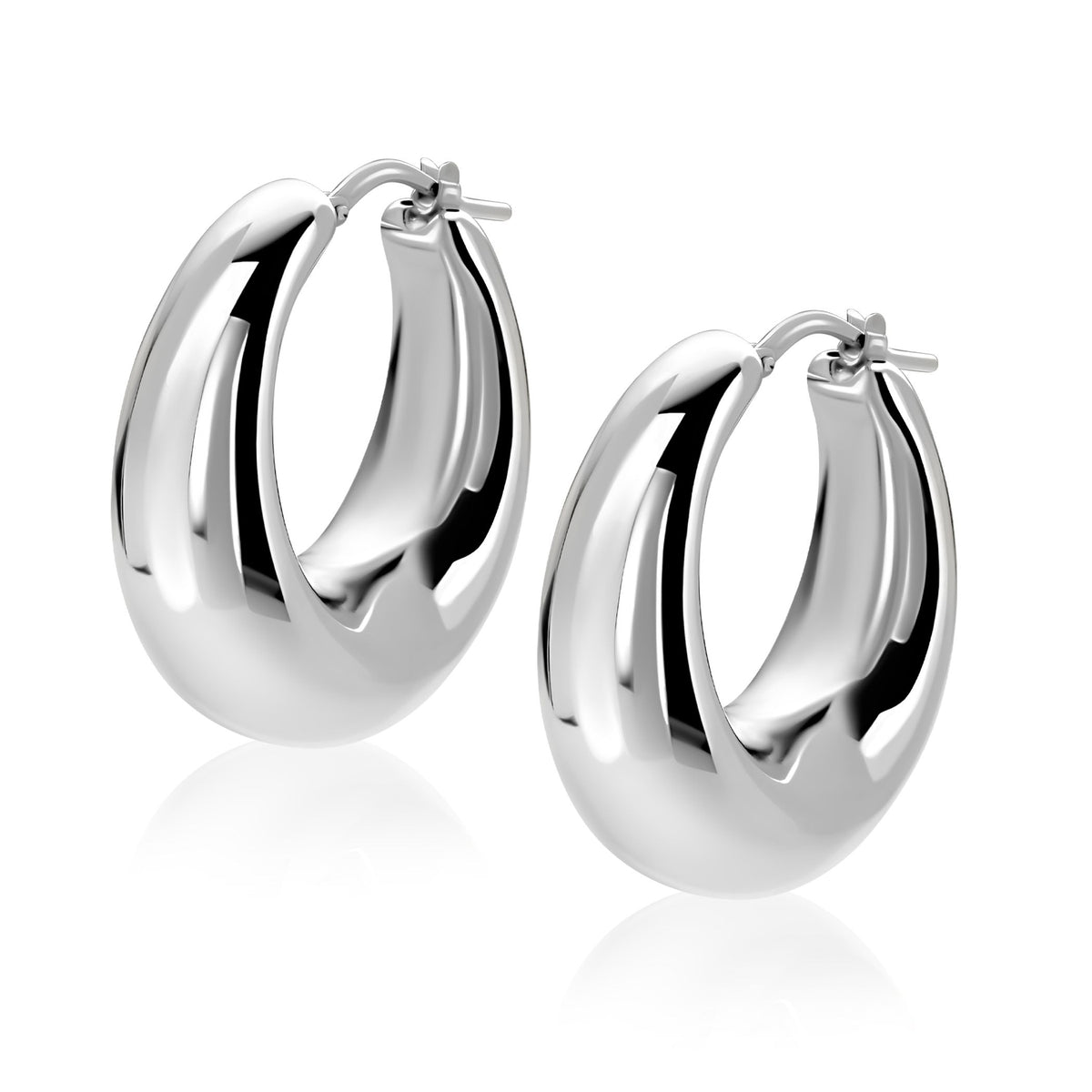 Boucles d'oreilles en argent, de forme ronde et lisse, avec un design moderne et brillant.