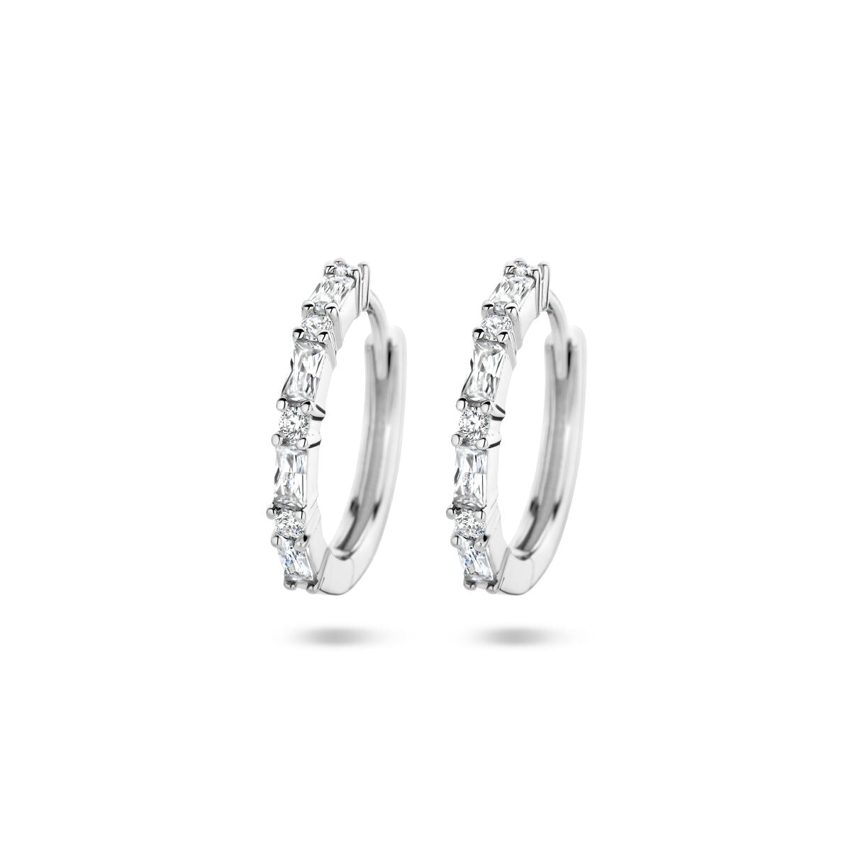 Boucles d'oreilles en argent rhodié avec zircons, de forme ronde et ornées de pierres brillantes.