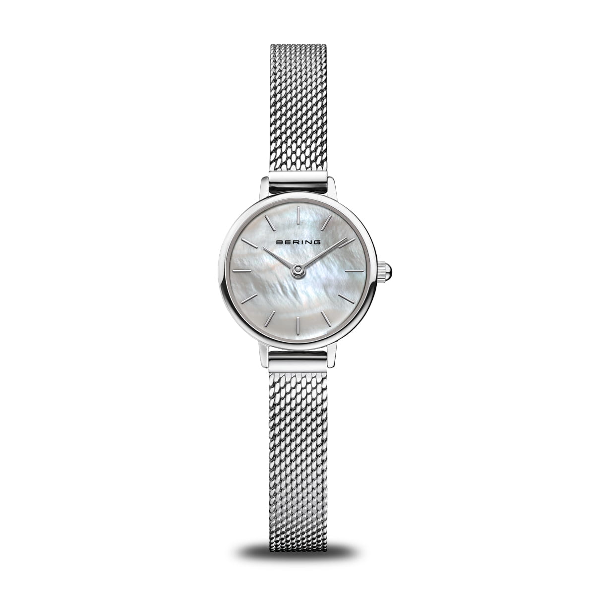 Montre femme avec cadran blanc en nacre et bracelet en maille milanaise argenté.
