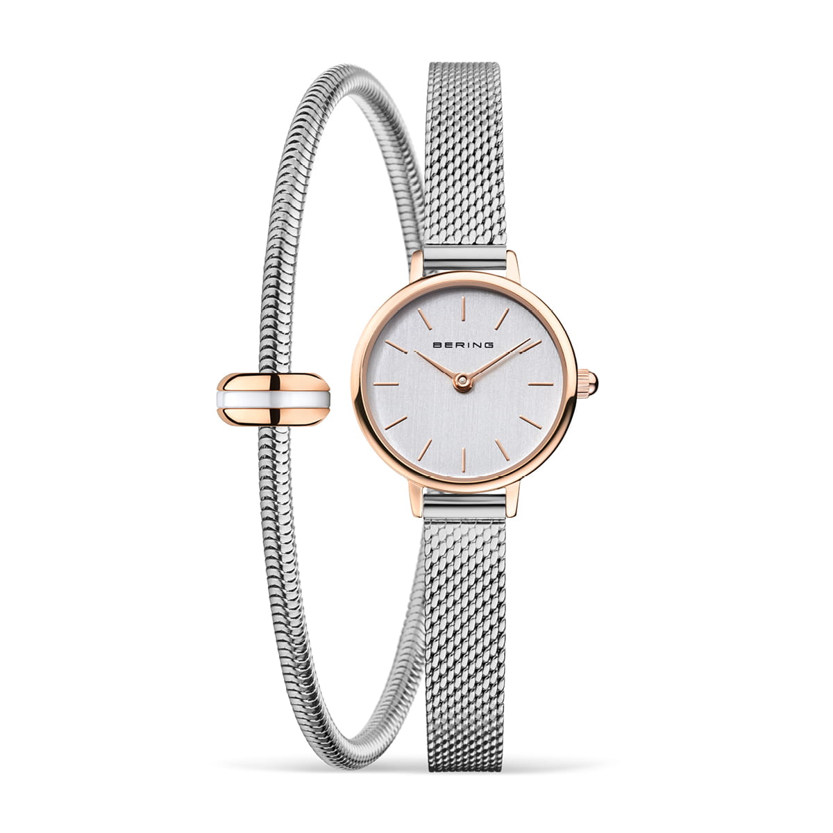 Montre argentée avec un cadran blanc et un bracelet en maille, ornée d'un détail doré.