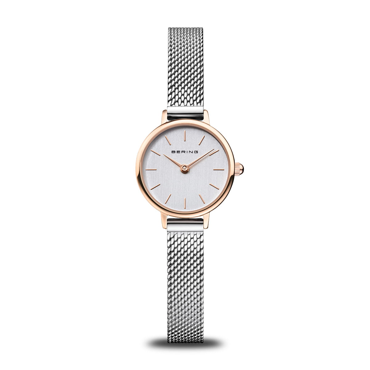 Montre femme avec cadran argenté, boîtier rose et bracelet en maille métallique.