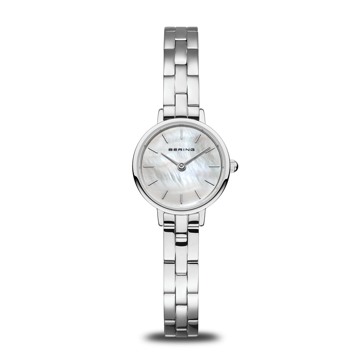 Montre en acier inoxydable avec un cadran en nacre et un bracelet à maillons.
