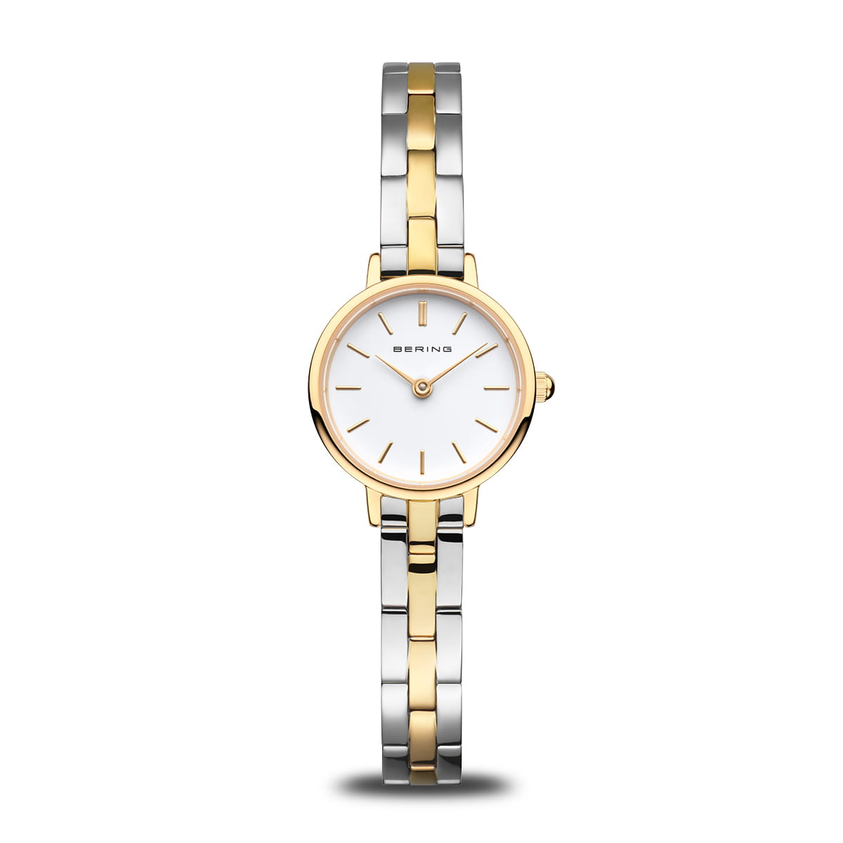 Montre en acier inoxydable avec un cadran blanc, boîtier doré et bracelet argenté et doré.