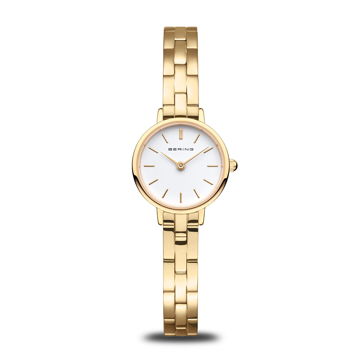 Montre dorée avec un cadran blanc et un bracelet en maillons.
