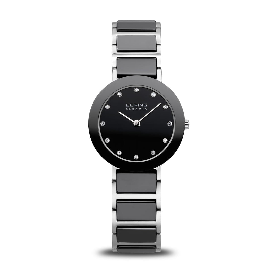 Het Bering 11429-742 polshorloge is een toonbeeld van tijdloze elegantie met zijn strakke zwart-zilveren design, met een ronde wijzerplaat, minimalistische stijl, een zwarte wijzerplaat met kristallen uurmarkeringen, eenvoudige zilveren wijzers en een afwisselend zwarte en zilveren schakelband.