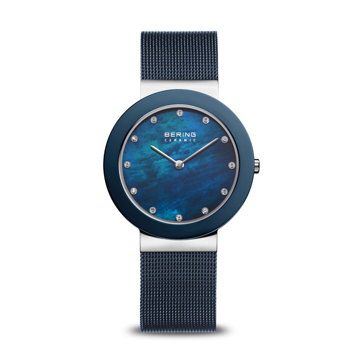 Montre avec un cadran bleu, boîtier argenté et bracelet en maille métallique.