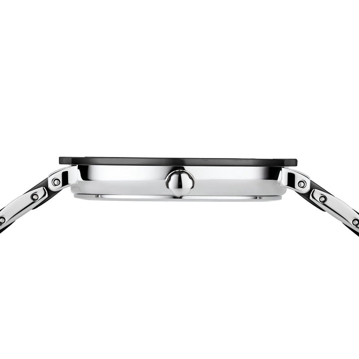 Zijaanzicht van de Bering 11435-702 dameshorloge met een slanke zilverkleurige kast, zwarte lunette, ronde kroon en metalen schakelband, weergegeven tegen een witte achtergrond.