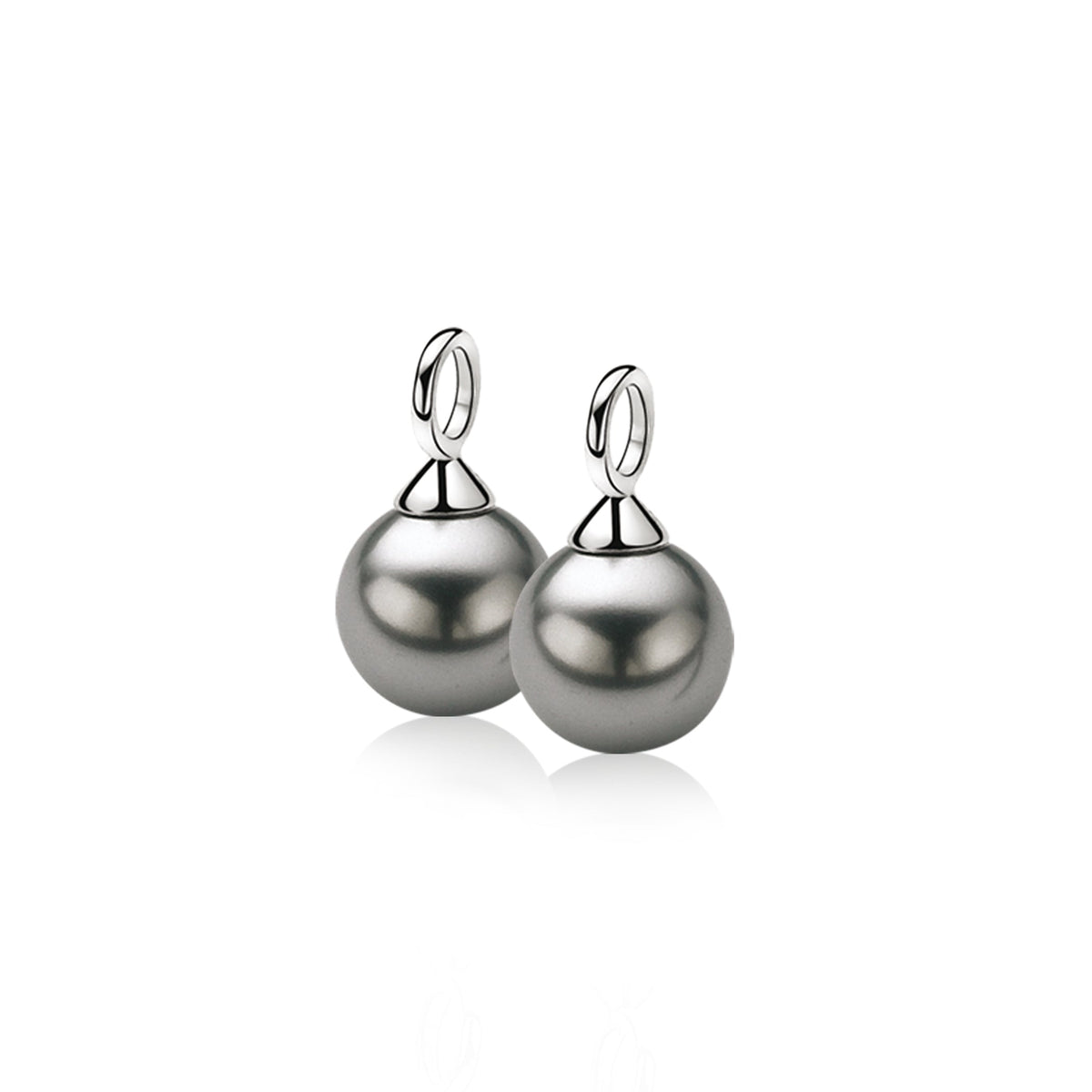 Boucles d'oreilles en argent avec des perles rondes et brillantes.