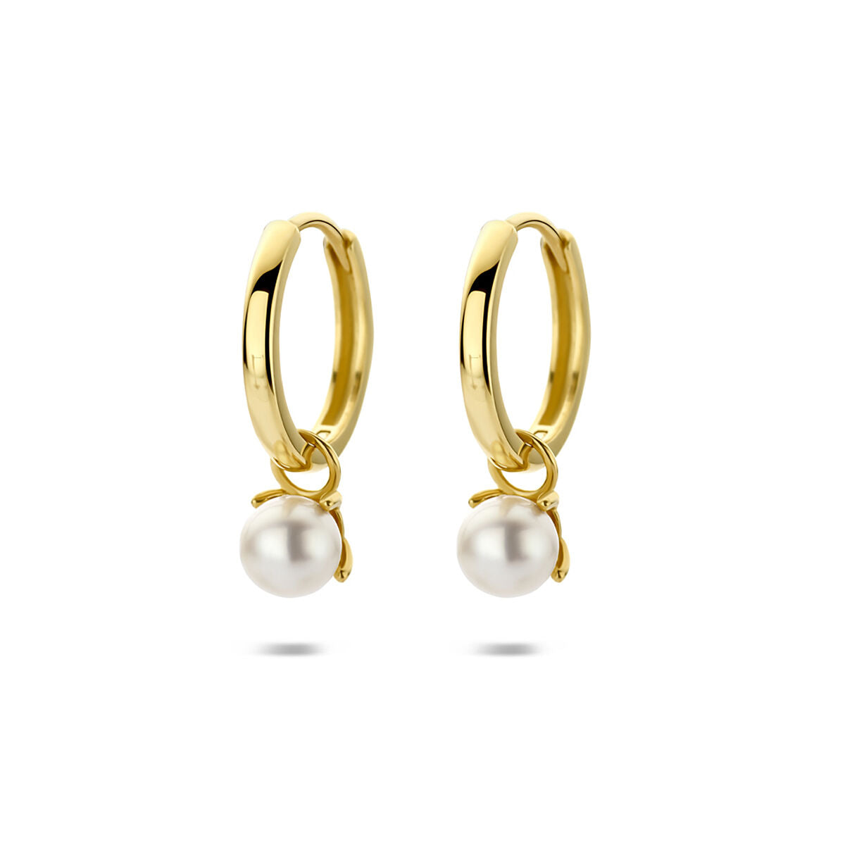 Boucles d'oreilles en or jaune 14 carats avec perles blanches pendantes.
