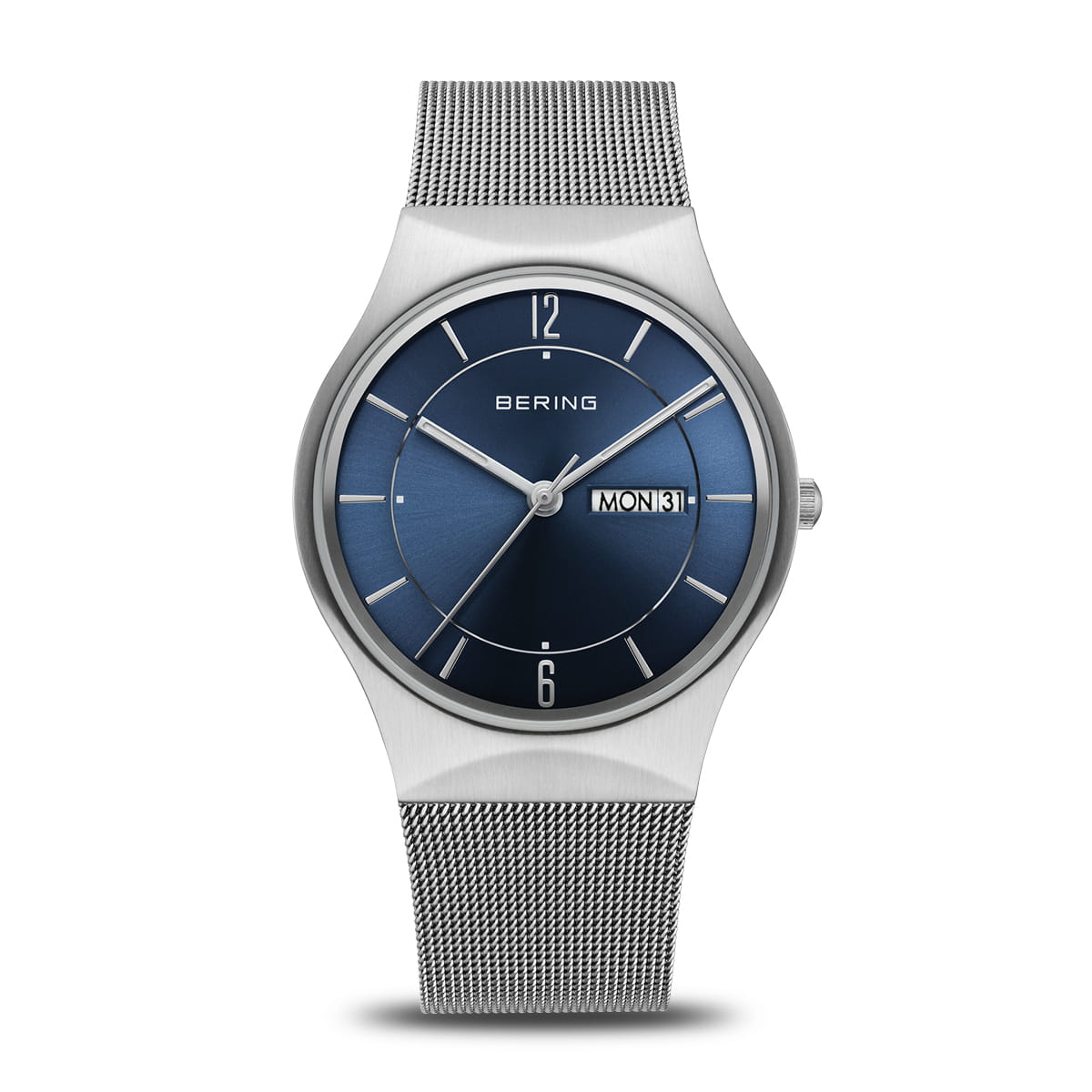 Montre en acier inoxydable avec cadran bleu et bracelet en maille.