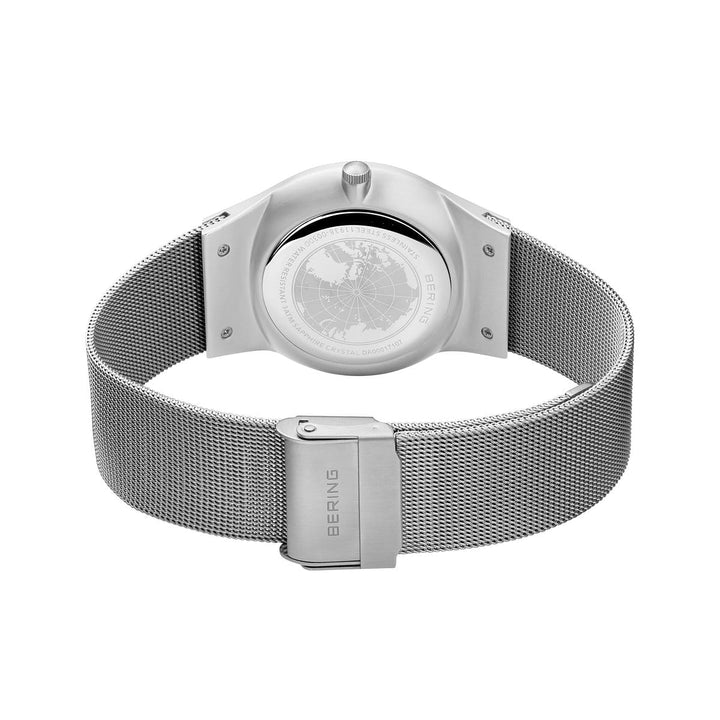 De 11938-003DD van Bering is een zilveren polshorloge met een meshband en sluiting met de inscriptie BERING Herenhorloge. De ronde achterkant van de kast is voorzien van een gegraveerde kaart, terwijl de wijzerplaat wordt beschermd door duurzaam saffierglas en op een nauwkeurig quartz-uurwerk loopt.