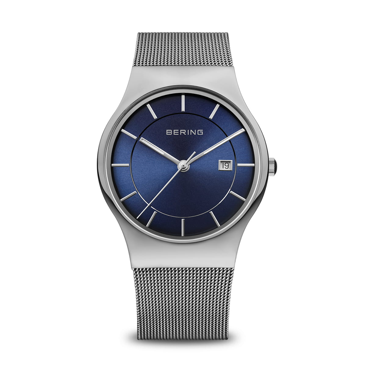 Montre en acier inoxydable avec cadran bleu et bracelet en maille.