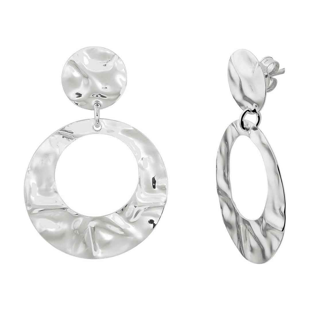 Een paar Van der Kooij Collectie oorhangers gehamerd zilver gerhodineerd, met een kleine ronde stud en een grote hoepel met structuur - ideaal voor liefhebbers van unieke zilverkleurige sieraden.