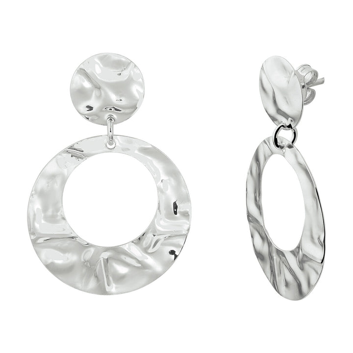 Een paar Van der Kooij Collectie oorhangers gehamerd zilver gerhodineerd, met een kleine ronde stud en een grote hoepel met structuur - ideaal voor liefhebbers van unieke zilverkleurige sieraden.