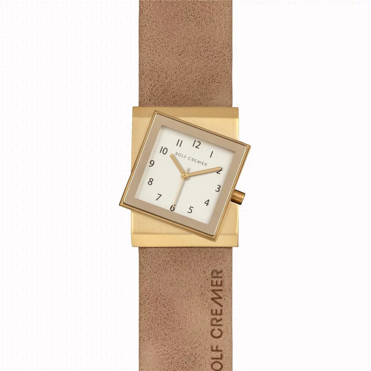 Montre carrée dorée avec cadran beige et bracelet en cuir brun.