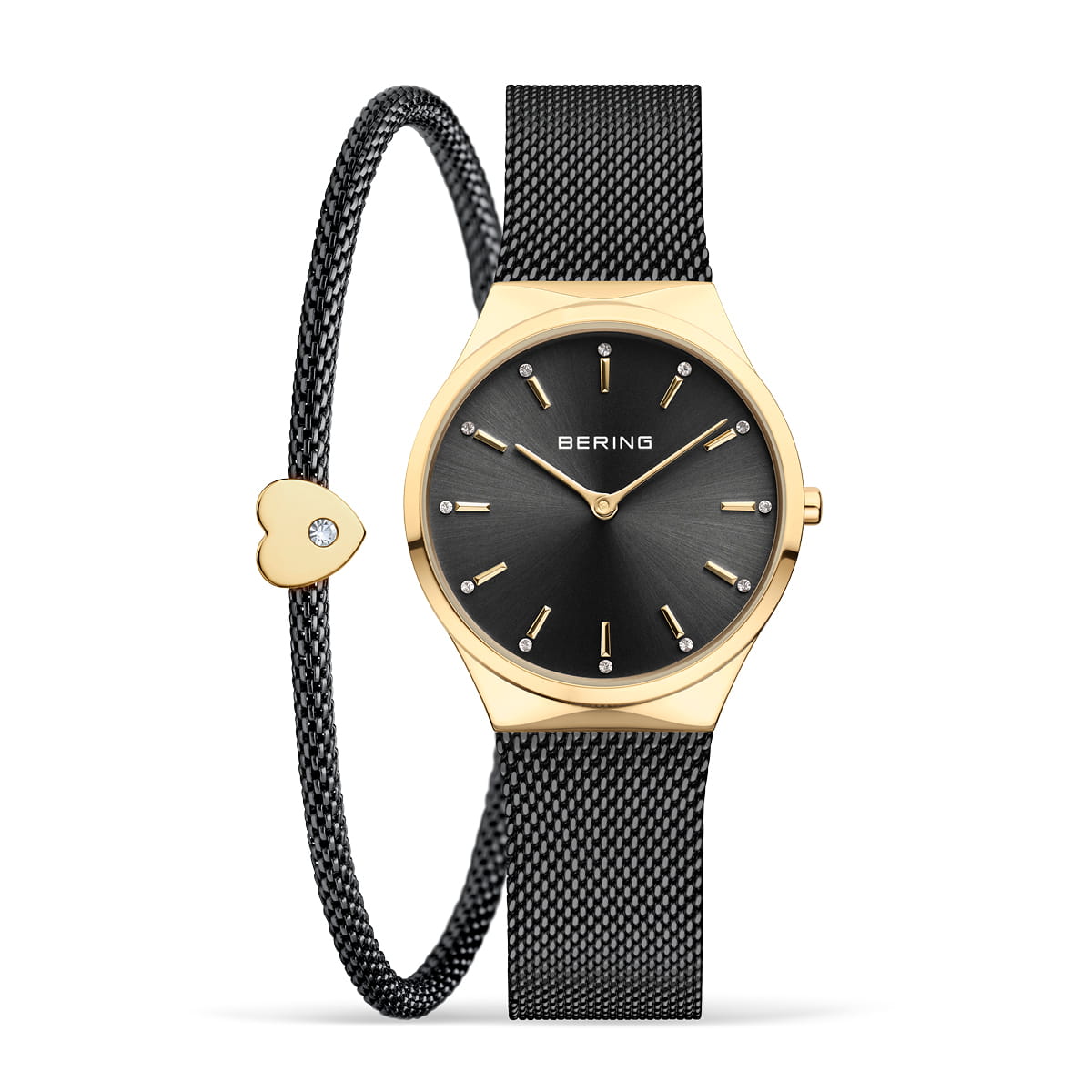 Montre femme avec cadran noir, boîtier doré et bracelet en maille, accompagnée d'un bracelet jonc en forme de cœur.