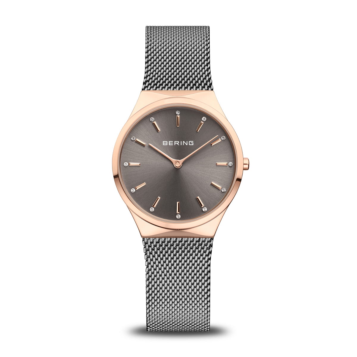 Montre en acier inoxydable avec un cadran gris et un bracelet en maille argentée.