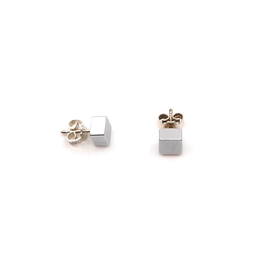 Boucles d'oreilles en argent avec des cubes colorés.