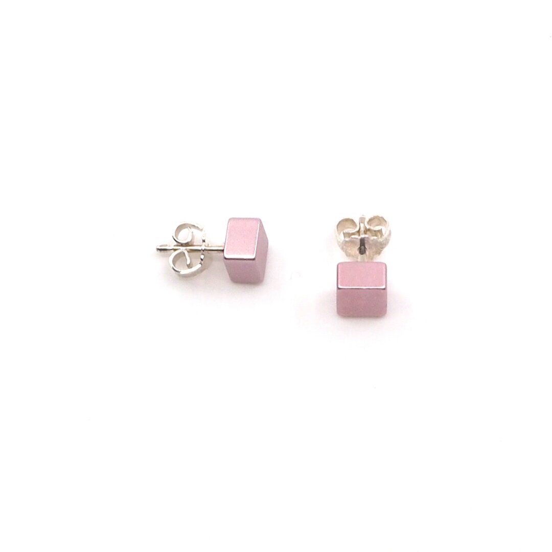 Boucles d'oreilles en forme de cube, couleur rose clair, finition brillante.