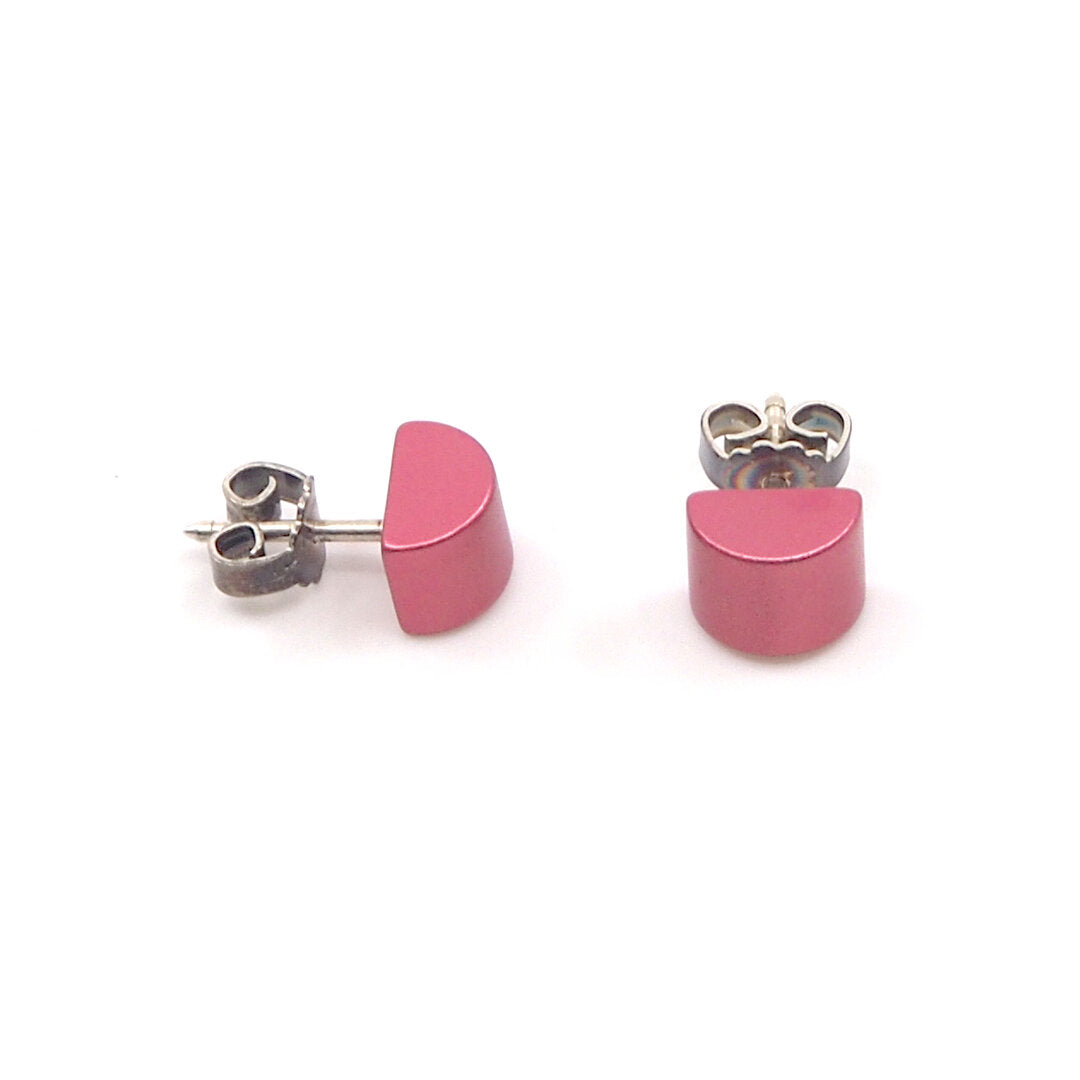 Boucles d'oreilles demi-ronde roses en métal, finition lisse et brillante.