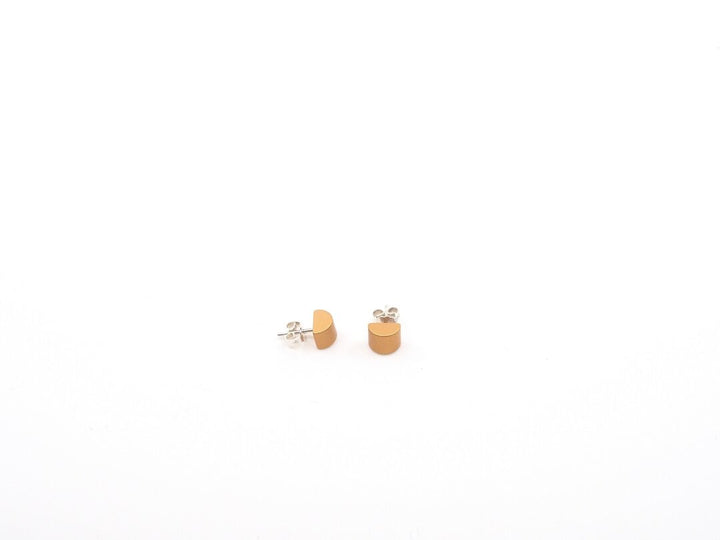 Gekleurde half ronde oorbellen apricot