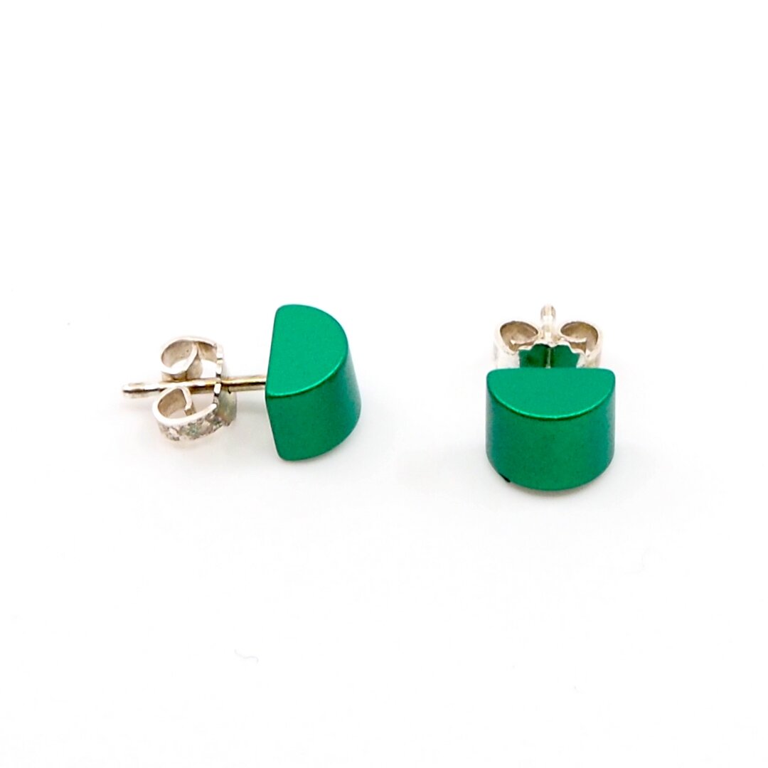 Boucles d'oreilles demi-rondes vertes en métal avec fermoir en argent.