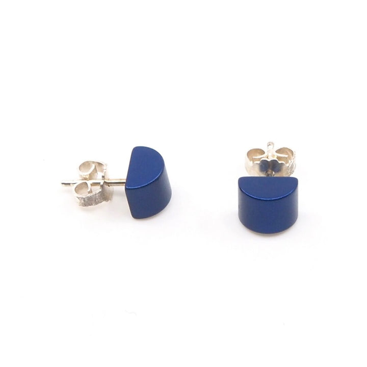 Gekleurde half ronde oorbellen blauw