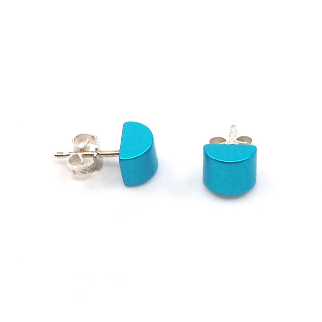 Boucles d'oreilles demi-rondes turquoise en métal, finition brillante.